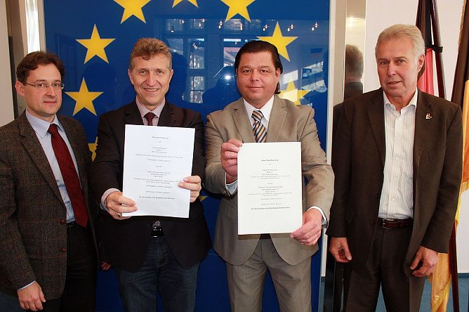 Unterzeichnet (Foto: P. Grabe)