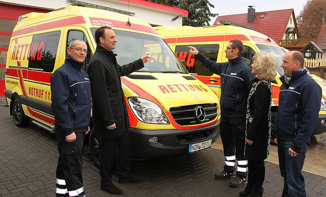 Rettungswagen &uuml;bergeben (Foto: J. Piper)