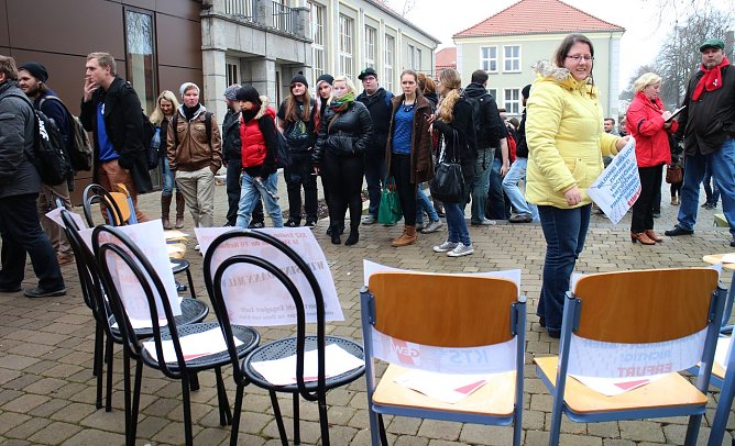 Protest mit leeren St&uuml;hlen (Foto: nnz)