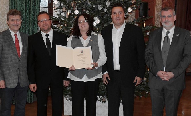 Anja Finke mit Ehrenbrief (Foto: JUH) Anja Finke mit Ehrenbrief (Foto: JUH)