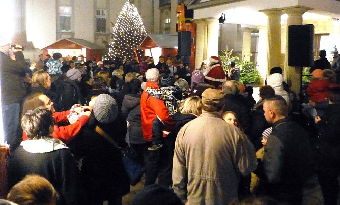 Fensteröffnen am Theater (Foto: B. Susemihl) Fensteröffnen am Theater (Foto: B. Susemihl)
