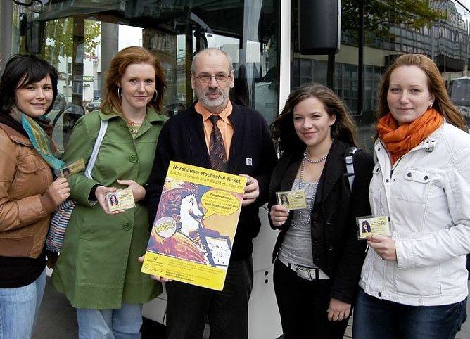 Gl&uuml;cklich und zufrieden mit dem Ticket (Foto: Stadtwerke)