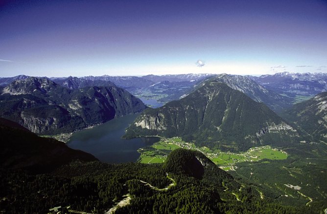 Blick auf Hallstättersee und Obertraun (Foto: Inneres Salzkammergut) Blick auf Hallstättersee und Obertraun (Foto: Inneres Salzkammergut)