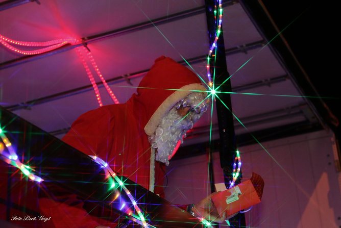 Weihnachtsmann in Wülfingerode (Foto: Berti Voigt) Weihnachtsmann in Wülfingerode (Foto: Berti Voigt)