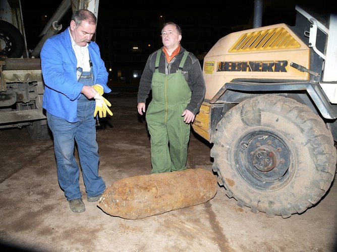 Bombe entschärft, rechts Sprengmeister West rechts (Foto: nnz) Bombe entschärft, rechts Sprengmeister West rechts (Foto: nnz)