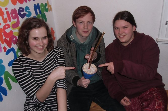 Vogelfutter im Blumentopf (Foto: F. Tuschy) Vogelfutter im Blumentopf (Foto: F. Tuschy)