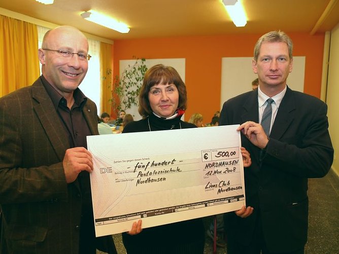 Hilfe per Scheck (Foto: nnz) Hilfe per Scheck (Foto: nnz)