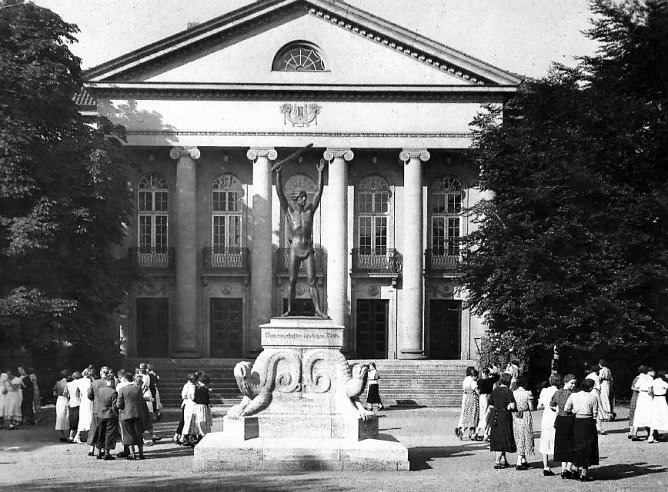 Vor dem Nordhäuser Theater (Foto: Archiv Fritz Schmalz) Vor dem Nordhäuser Theater (Foto: Archiv Fritz Schmalz)