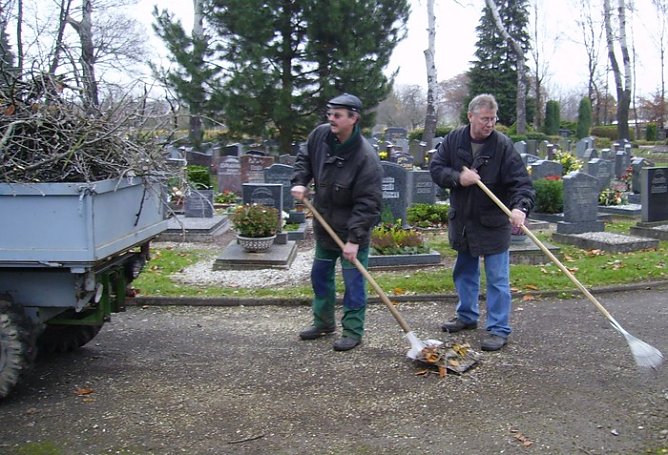 Jürgen Thiel (links) und Roland Meschkutat bei der Arbeit auf dem Friedhof (Foto: VdK Bleicherode) Jürgen Thiel (links) und Roland Meschkutat bei der Arbeit auf dem Friedhof (Foto: VdK Bleicherode)