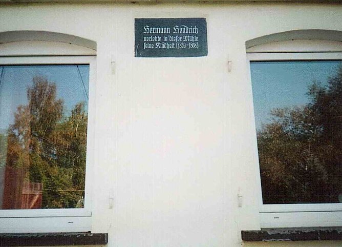 Tafel erinnert an Hendrich (Foto: Archiv Rasemann) Tafel erinnert an Hendrich (Foto: Archiv Rasemann)