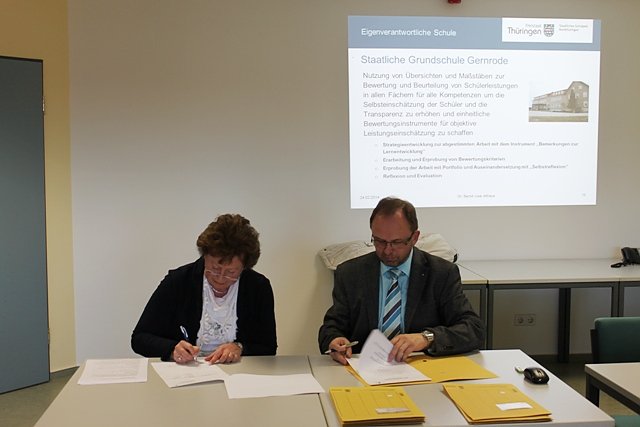 Vertragsunterzeichnung (Foto: Schulamt)