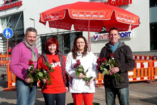 Rote Rosen verteilen (Foto: SPD)