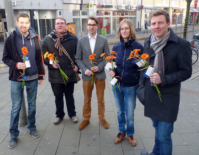 Blumen verteilt (Foto: JU)