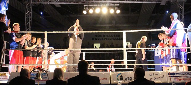 Die Mannschaften im Ring (Foto: nnz)