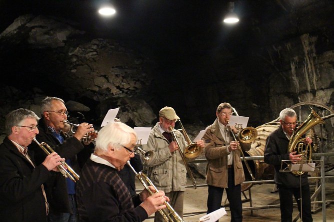 Sakrale Blasmusik im Stollen (Foto: Angelo Glashagel)