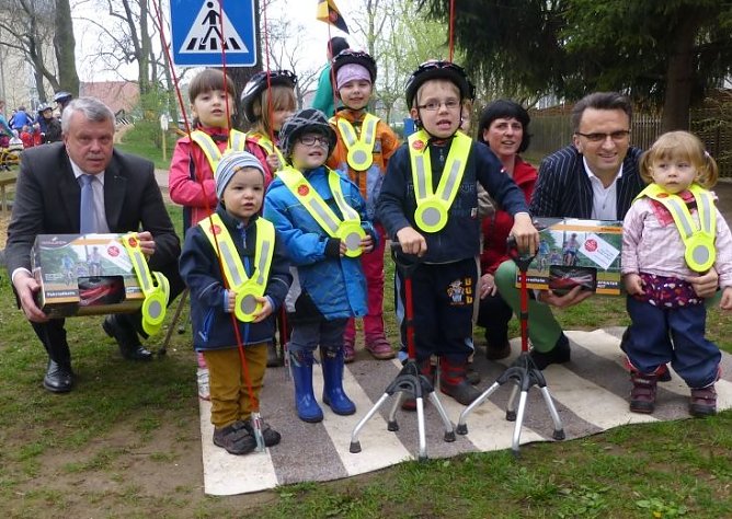 &Uuml;bergeben (Foto: Verkehrswacht, K&ouml;hler)