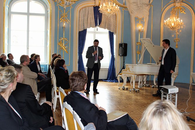 Podiumsdiskussion (Foto: Karl-Heinz Herrmann) Podiumsdiskussion (Foto: Karl-Heinz Herrmann)