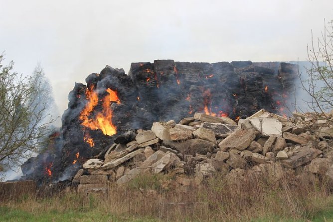 Kontrolliertes Abbrennen (Foto: Karl-Heinz Herrmann) Kontrolliertes Abbrennen (Foto: Karl-Heinz Herrmann)