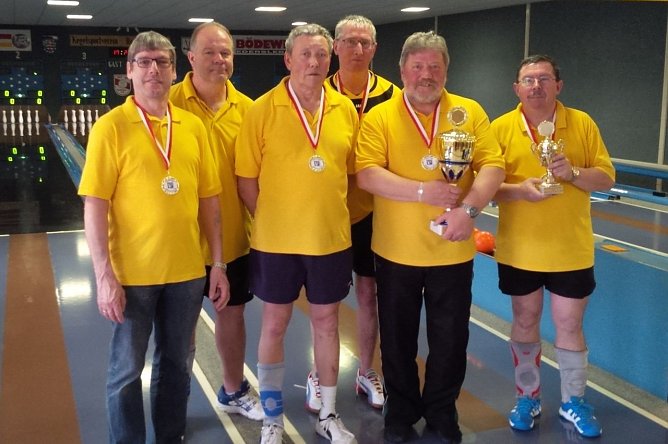 Auch f&uuml;r die knapp unterlegenen Nordh&auml;user gab es Medaillen und einen Pokal (Foto: Uwe Tittel)