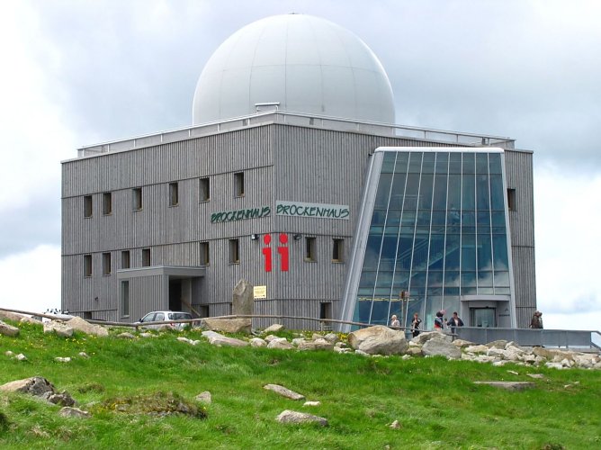 Die fr&uuml;here Stasi-Moschee mit den &Uuml;berbleibseln der Stasi-Technik in der Kuppel auf dem Geb&auml;ude, heute Nationalpark-Besucherzentrum (Foto: Walter Wimmer)