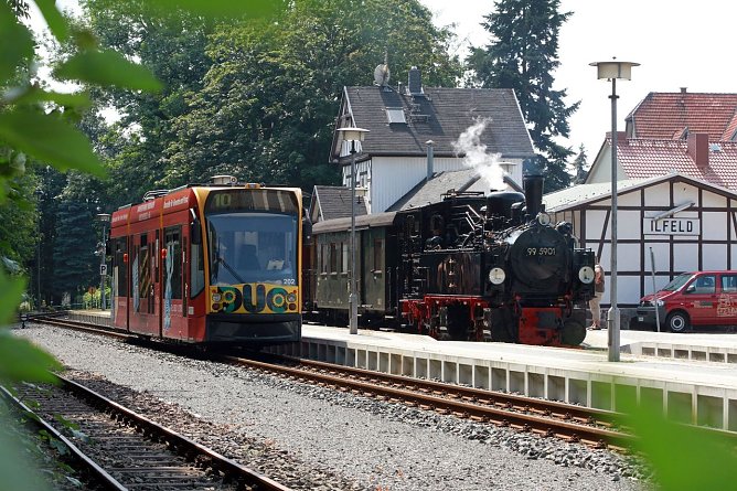 HSB-Bahnhof Ilfeld im S&uuml;dharz � Hier sind historische Dampfeisenbahn und moderne Zweisystemfahrzeuge am selben Bahnsteig anzutreffen. (Foto: Sammlung HSB/ Matthias Bein)
