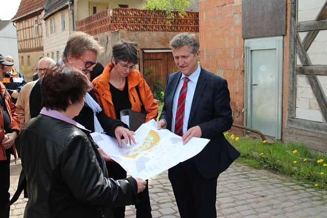 OB Dr. Klaus Zeh, Architekt Roman Graf und SWG Gesch&auml;ftsf&uuml;hrerin Carola Franke begutachten die Pl&auml;ne f&uuml;r das Quartier (Foto: Angelo Glashagel)