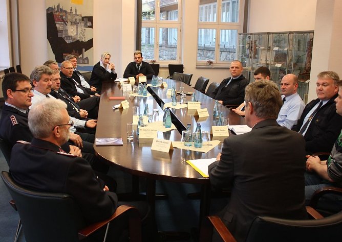 Gespräch mit Wehrführern (Foto: P. Grabe|Stadtverwaltung Nordhausen) Gespräch mit Wehrführern (Foto: P. Grabe|Stadtverwaltung Nordhausen)