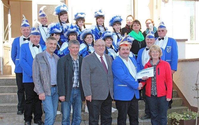 Lottomittel &uuml;bergeben (Foto: Steffen Iffland)
