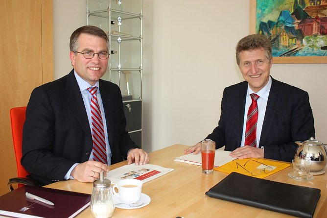 Carsten Frob&ouml;se und Oberb&uuml;rgermeister Klaus Zeh im Gespr&auml;ch (Foto: Patrick Grabe)
