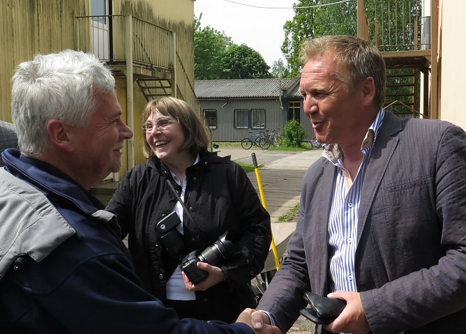 Dr. Koch wird durch Ren&eacute; K&uuml;bler begr&uuml;&szlig;t (Foto: nnz)