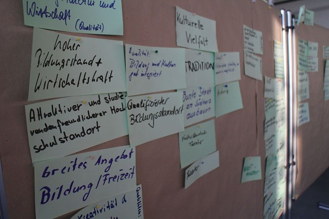 Zettelwirtschaft (Foto: Angelo Glashagel) Zettelwirtschaft (Foto: Angelo Glashagel)