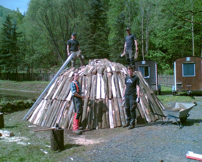 Holzmeiler errichtet (Foto: Michael Böhme) Holzmeiler errichtet (Foto: Michael Böhme)