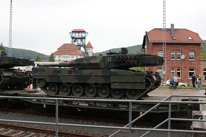 Die Panzer sind da (Foto: Karl-Heinz Herrmann) Die Panzer sind da (Foto: Karl-Heinz Herrmann)