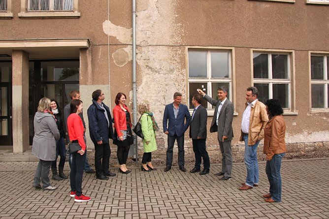 Sch&uuml;lerin Jo Ann Umbach, Elternsprecherin Cordelia Mei&szlig;ner (bei Foto 2 mit im Bild: Elternsprecherin Alexandra Klingner), Sch&uuml;ler Richard M&uuml;ller, B&uuml;rgermeister Frank Rostek, Lehrerin Daniela Stamer, B (Foto: Jessica Pieper)