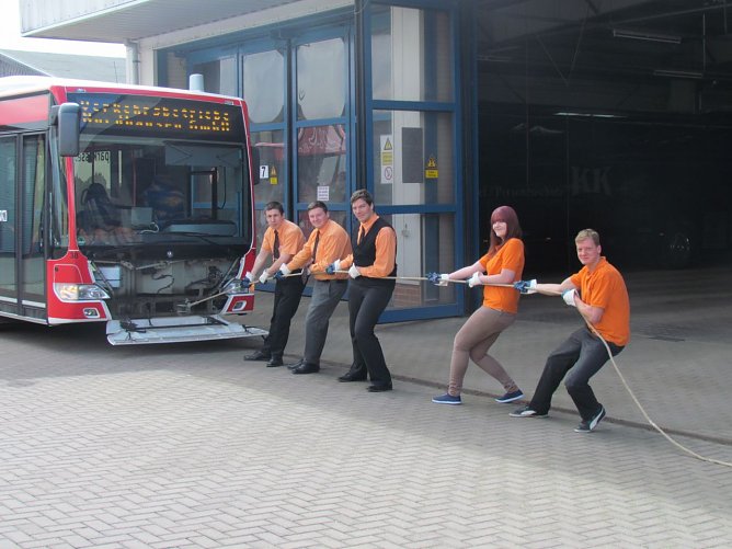 Bus-Tauziehen wird neuer Wettkampf beim Stadtwerketag (Foto: Franziska Bernsdorf) Bus-Tauziehen wird neuer Wettkampf beim Stadtwerketag (Foto: Franziska Bernsdorf)