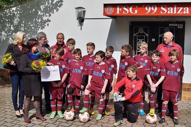 Scheckübergabe an den Nachwuchs des FSG 99 Salza Nordhausen (Foto: Helmut Graniewski) Scheckübergabe an den Nachwuchs des FSG 99 Salza Nordhausen (Foto: Helmut Graniewski)