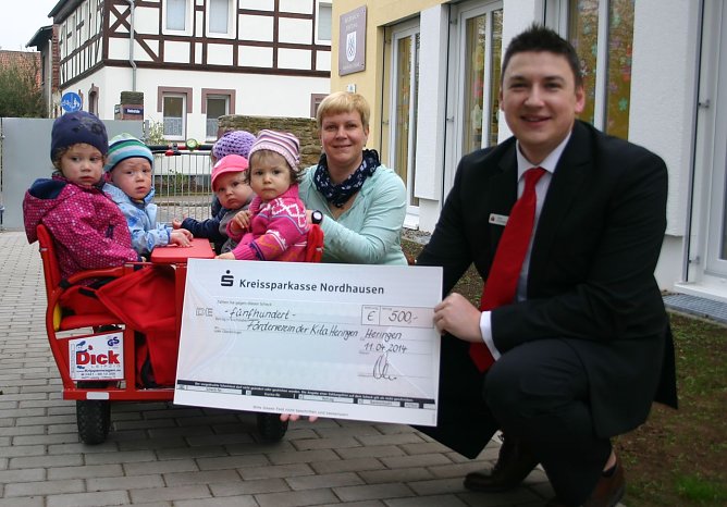 Übergeben (Foto: KSK) Übergeben (Foto: KSK)