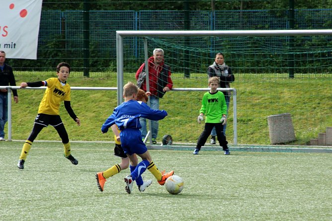 John Klabunde bekommt den Schlappen noch an Ball und vereitelte so einen m&ouml;glichen Torschuss des Bleicher&ouml;der Angreifers (Foto: Michael Liedtke)