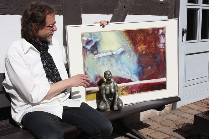  Zu den Arbeiten Metaphysische Landschaften geh&ouml;rt auch das Bild Die Offenbarung von J&uuml;rgen Rennebach (Bild). Davor die Plastik Kleine Hockende von Lothar Rechtacek (Foto: Ilona Bergmann)