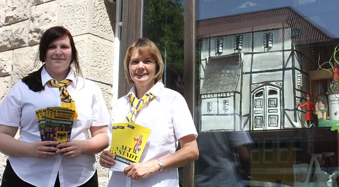 Anna Laura Wieninger und Birgit Adam pr&auml;sentieren die Altstadtbrosch&uuml;re (Foto: Ilona Bergmann)