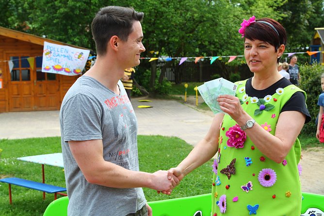 Kirmesburschen mit Spende (Foto: Bernd Peter) Kirmesburschen mit Spende (Foto: Bernd Peter)