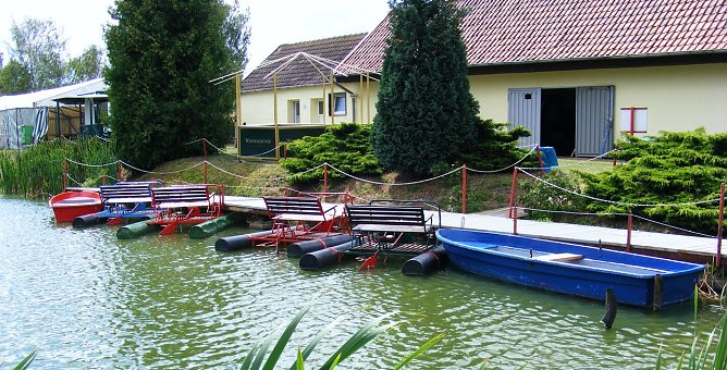 Boote und Wassertreter warten (Foto: privat) Boote und Wassertreter warten (Foto: privat)