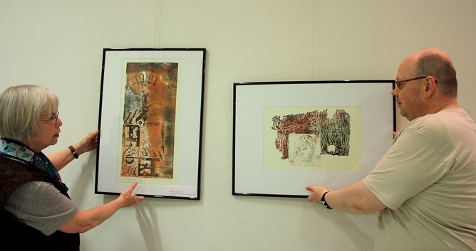 Heidelore Kneffel und Museumsmitarbeiter Mario Kemter beim Ausstellungsaufbau. (Foto: Ilona Bergmann)