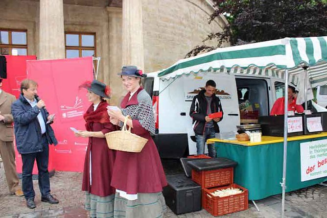 Blumenmädchen trifft Marktfrau (Foto: Karl-Heinz Herrmann) Blumenmädchen trifft Marktfrau (Foto: Karl-Heinz Herrmann)
