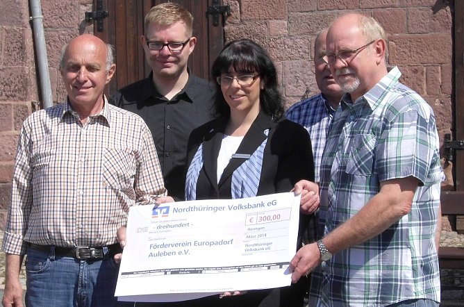 Scheck übergeben (Foto: privat) Scheck übergeben (Foto: privat)