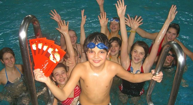 Schnell noch ins Badeshaus (Foto: Wernsdorf)