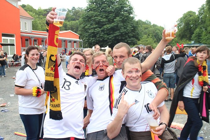 Erster Public Viewing auf dem Gel&auml;nde des Parkschlosses (Foto: Angelo Glashagel)