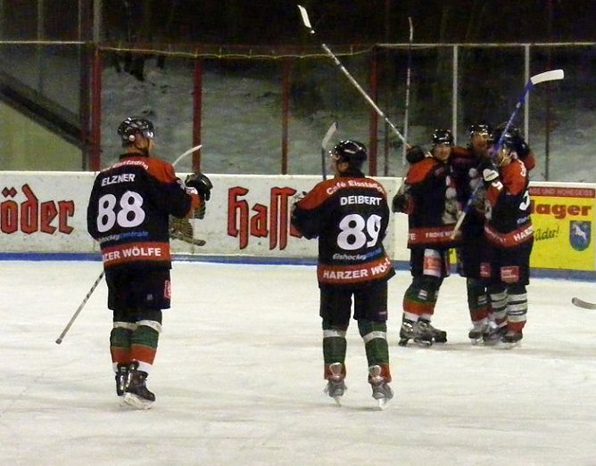 Jubelnde Wölfe (Foto: Koch) Jubelnde Wölfe (Foto: Koch)