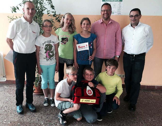 obere Reihe v.l.n.r.: Alexander Gauer, Jenna, Johanna, Janina, Johanniter-Kreisvorstand Frank Gerstenberger, Schulleiter Hans-Peter K&ouml;the, untere Reihe v.l.n.r.: Florian, Alexander und Pascal (Foto: JUH Frank Gerstenberger)