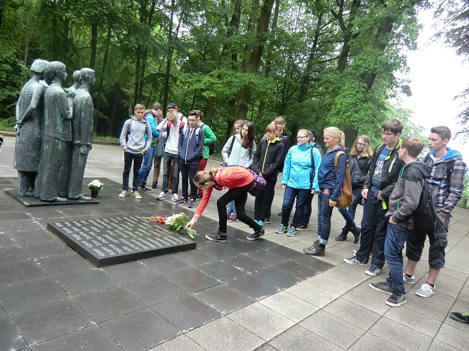 Die Bleicheröder Schüler in der Gedenkstätte Mittelbau Dora (Foto: K. Hornung) Die Bleicheröder Schüler in der Gedenkstätte Mittelbau Dora (Foto: K. Hornung)